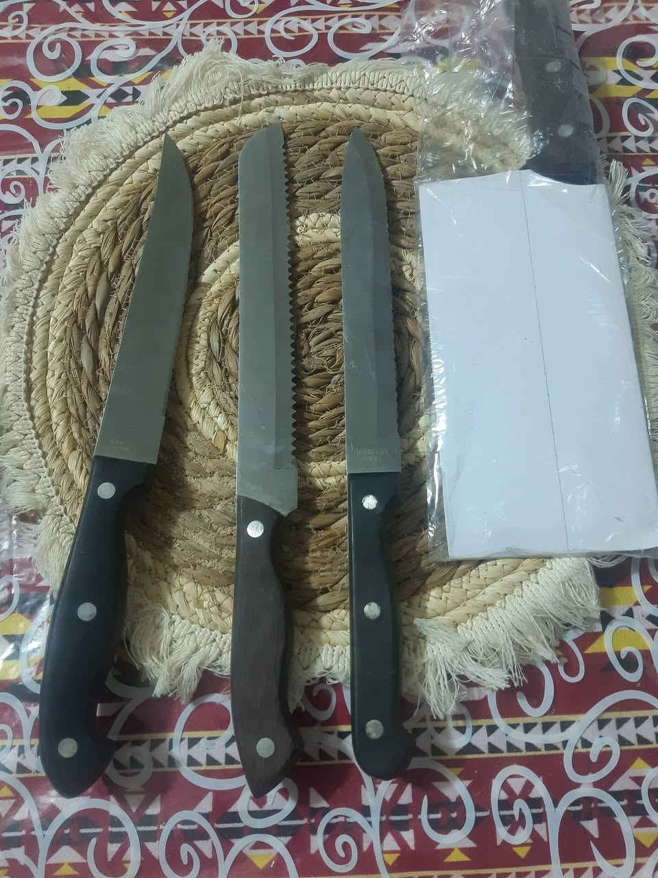 سلام عليكم  غراض مطبخ للبيع السفره ب٧٥٠ الخواشيك الدرزن ب٣ الف السجاجين الأصليه القطعه ب٢٠٠٠ شكردان ب١٥٠٠ ماعون فرفوري النص بسته للإستفسار مراسلة وات ساب ***********
