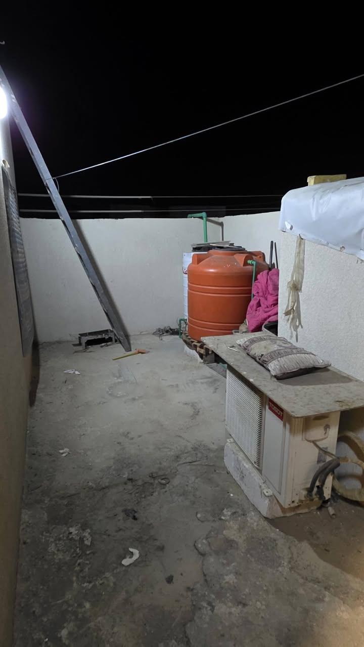 🔸️يعلن مكتب عقارات اطراف البصره🔸️
***********

عن بيت للبيع مساحته١٠٠متر طابقين
في شط العرب  شارع الصقر
_    جميع الخدمات متوفرة مدارس  مستوصف ماء كهرباء شارع ١٠متر تبليط بناء٢٠٢٥
 
🔹️السعر  ٨٠وبي مجال🔹️

التفاصيل:٤ غرف منام وصاله ومطبخ  واستقبل وصحيات 
 
■طابو صرف زراعي بأسم عراقي ■
&بناء بلوك درجه اولى  بناء حديث& 

عنوان// المكتب  عقارات أطراف البصره شارع العام ركن الفيروزيه
الاستفسار 
متوفر واتساب***********
