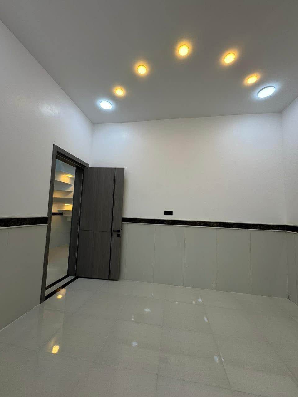 🏠 داران الــبــيـع مــغـربـه🏠
 خـلـف شـارع الامنئي قرب مدرسة الغزالي 
  🏠المساحه (160)متر+100متر 🚧

       يتكون الطابق واحد الارضي  
  🏡 غرفتين نوم وصالة+بيتونه 🏡
              واستقبال ومطبخ 
🛁وصحيات خارجية 🚿وداخلية 🚽
  للاستفسار مراسلة الصفحه او الاتصال
على الواتساب (📲*********** عمارة, ميسان
