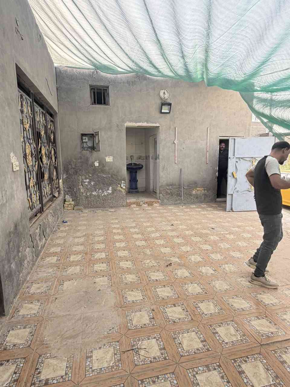 السلام عليكم بيت ركن بحي الامين شارع سيد حسين ابو الانشائيه خدمات كامله ماء+تبليط+مجاري.. يحتوي البيت ع صاله ومطبخ ومحل وصحيات ..مساحة البيت 135متر ..السعر 39 وبي مجال
***********
