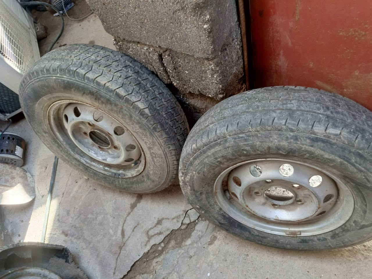 السلام عليكم شباب تايرات جدد هنه والرينك منفوخات وكاملات حجمهن 15. مال بنكو 
وتايره خلفي رينك سعرهن   150 اتصل وبل خدمه 
المكان بصره شط العرب تنومه 
الرقم ***********
