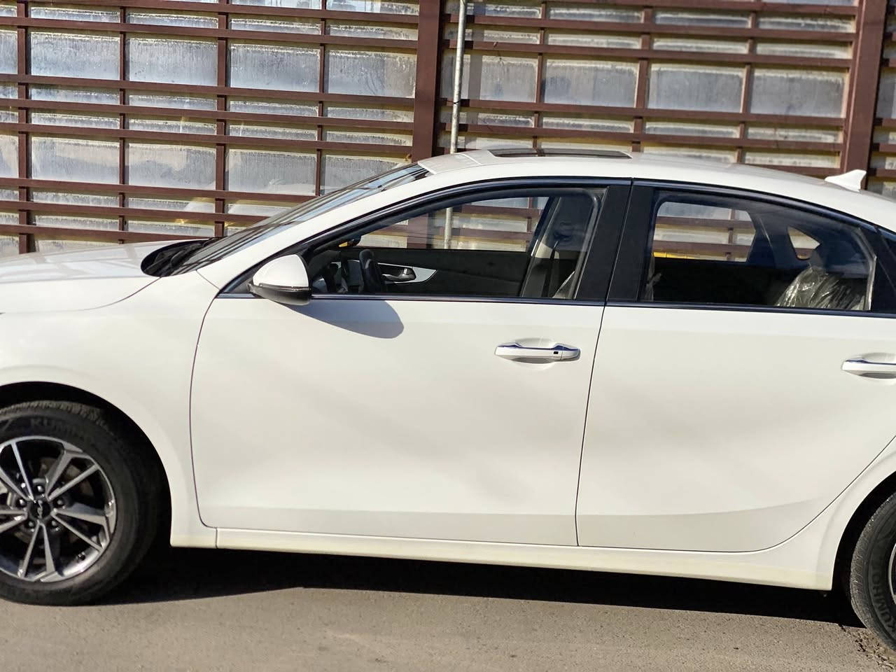 السلام عليكم للبيع فقط
سيارة K3 موديل 2022 فول مواصفات 
مال شركه اسويلك وكاله سنويتها مال شركه 
فقط طخه بلهلال مال جاملغ الخلفي وصغيره كلش مامبينه ابد 
سونار جديد كلشي سليم سياره جديده السياره وجبه اولى اول منزلت 

محرك 1500 دبل نوزل 
فتحة سقف 
كاميرا امامي وخلفي 
ليد اشارات مال لكزس
كشنات جلد بلادي رصاصي فاتح 
شاشه كار بلاي
شكل الگير مال چارچر 
ماشيه 85 
سبيرها جديد مانازل مع ادواته كامله 
تحكمات ستيرن 
سايد بريك الكتروني دكمه 
تبريدها ثلج 
سياره كامله كل نقص مابيها 
السعر 142 بيها مجال بسيط كلش للاستفسار *********** خط وواتساب
