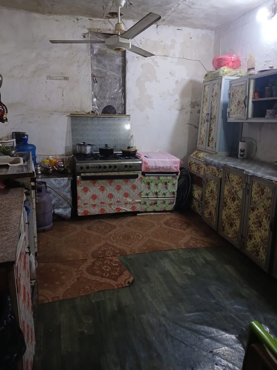 السلام عليكم  
بيت للبيع المساحه( ١٨٦)متر 
طابو صرف مداور ثاني يوم العنوان خلف الإطفاء القديمه 
ملاحضة // البيت عكاده
السعر 90 وقابل للتفاوض 
للأستفسار الاتصال ع رقم  *********** .***********
