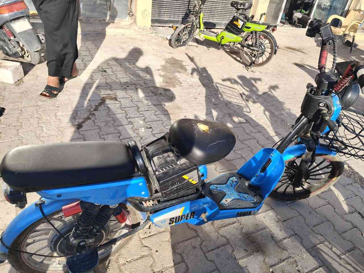 بايسكل شحن اربعه بطاريات بطاريه الولي  
نظيف وبيه ضمان بطاريات كلهن يقرن 12
وعقل اصلي وملف اصلي 
السعر 175 وبيه مجال 
التواصل /***********
