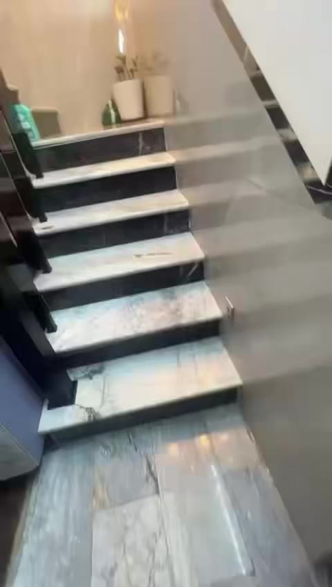 لسلام عليكم 
بيت للبيع مساحته ١٥٠ متر الواجهه ٧ ونص بيت ترميم حديث بيت طابقين وسطحين العنوان البلديات شارع الغسل لاستفسار ***********
