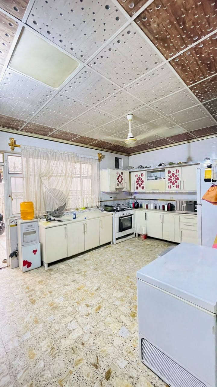 السلام عليكم بيت طابو ملك صرف 200 متر وجه 10 نزال 20
ام الكبر والغزلان قرب شارع الظغط فرع المختار 
طابق واحد غرف نوم عدد 2 
مطبخ صاله واستقبال وكراج 
الطابق الثاني غرفة وحده فقط 
جاهز من كلشي 
للاستفسار ***********

