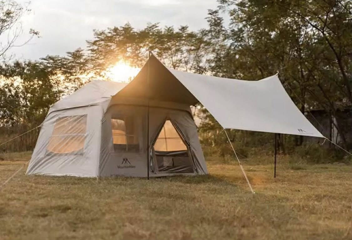 خيمة ماركة  Mountainhiker  Air 5.7  مونتن هايكر وهي خيمة قابلة للنفخ مصممة للتخييم الخارجي وتتميز بسهولة التركيب والمظهر العصري.
نوع الخيمة: خيمة قابلة للنفخ تعتمد على أعمدة هوائية بدلاً من الأعمدة التقليدية، مما يجعل نصبها سريعاً وسهلاً في غضون 5 إلى 10 دقائق.
المواد: مصنوعة من قماش أكسفورد 210D عالي الكثافة مع طبقة طلاء فضية، مما يوفر حماية من الأشعة فوق البنفسجية ومقاومة للماء.
الأبعاد والوزن: تبلغ أبعادها تقريباً 260 × 220 × 180 سم، ويزن الطقم بالكامل حوالي 10.58 كيلو غرام مما يسهل نقلها.
الإضافات: تأتي مع مظلة (Tarp) واسعة يمكن توصيلها بالخيمة لتوفير مساحة تظليل إضافية تزيد عن 10 أمتار مربعة، بالإضافة إلى ملحقات مثل منفاخ الهواء اليدوي.
تواصل خاص او *********** واتساب
