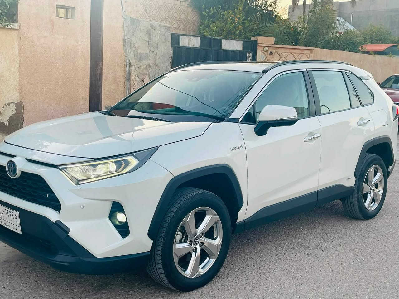 تويوتا راف 4 2020 ليمتد 
سعة المحرك : 2500cc Hybrid
نوع ناقل الحركة : CVT متتابع التغيير
المسافة المقطوعة : 100 آلف كيلومتر وقابل للزياده
فحص كامل جديد

الإضافات:
* فتحة سقف 
* دفع رباعي 
* شاشة لمس متعددة الوظائف
* كاميرات 360
* حساسات 360
* مقاعد من الجلد - كهرباء - ذاكرة
* خاصية التدفئة ((والتبريد ))للمقاعد
* شاحن ويرلس (wireless charger)
* عدة أنظمة قيادة ECO \ EV \ Sport \ Normal \ Trail
* انارة Full LED
* بصمة تشغيل
* بصمة ابوب 4
* زجاج أسود خلفي
* صندوق كهرباء
* تكييف أوتوماتيك 
* التحكم بالوسائط والهاتف عبر المقود
* تدفئة بالستيرنك
* اضوية زينون - ليد
* كشافات ضباب 
* بلوتوث
* قفل مركزي ابواب
* جنطات المنيوم قياس 18 إنش
* مانع انزلاق 
* مثبت سرعة
* وسائد هوائية
* غمازات عالمري
* مرايا جانبية كهرباء
‏* navigation 
*تحديد مسرب 
* مانع انغلاق المكابح ABS
* نظام توزيع قوة الكبح الإلكتروني EBD
* نظام دعم الفرملة BA 
* نظام الثبات الإلكتروني ESC
* نظام المساعدة على تسلق التلال HAC
* مدخل وسائط USB / AUX / HDMI
والعديد من المواصفات
للتواصل عبر الخاص ورقم الهاتف
***********
السعر 240 وبيها مجال بسيط
