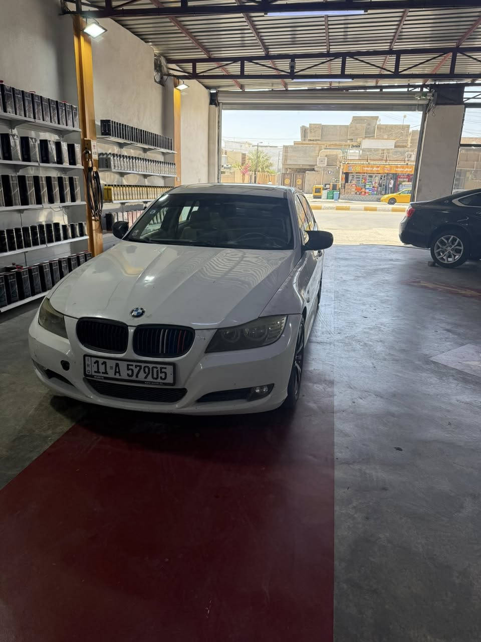 السلام عليكم.. من رخصة اصحاب الكروب
عندي BMW e90 
موديل السيارة 2009 
حجم السيارة 328i
مكينة 6 سلندر N52 المرغوبة
السيارة بيها صبغ خمس قطع 
اريد مراوس ويا جالنجر موديل 2015 وفوك مصبوغة عام .. 
ونتفق على الفرق 

***********
