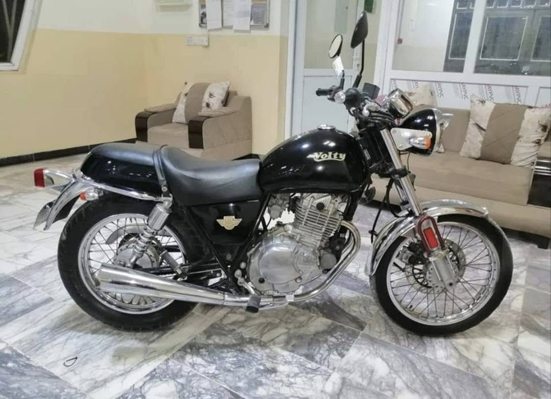ماتۆری کلاسیک 250cc یابانی مۆدیل 1995
هەمووگیانی بیلادە لەوەتی هاتوە لای خۆمە مەنەفێسە ..تەنانەت کابلیتریش نەکراوتەوە ،،بەشەرتی هەموو گیانی ئەیفڕۆشم 
 
تایەی دوو ساییز،،قاچی حاسەیە ،،سلفە ،،یەک پستۆن و دەبڵ سالۆنسایە دەنگی بەرز نیە  و گیچی 140 و ئەوەنەش ئەروا 
سعری فرۆشتنی 1150 هەزار
750 $دۆلار
*********** السليمانية, العراق
