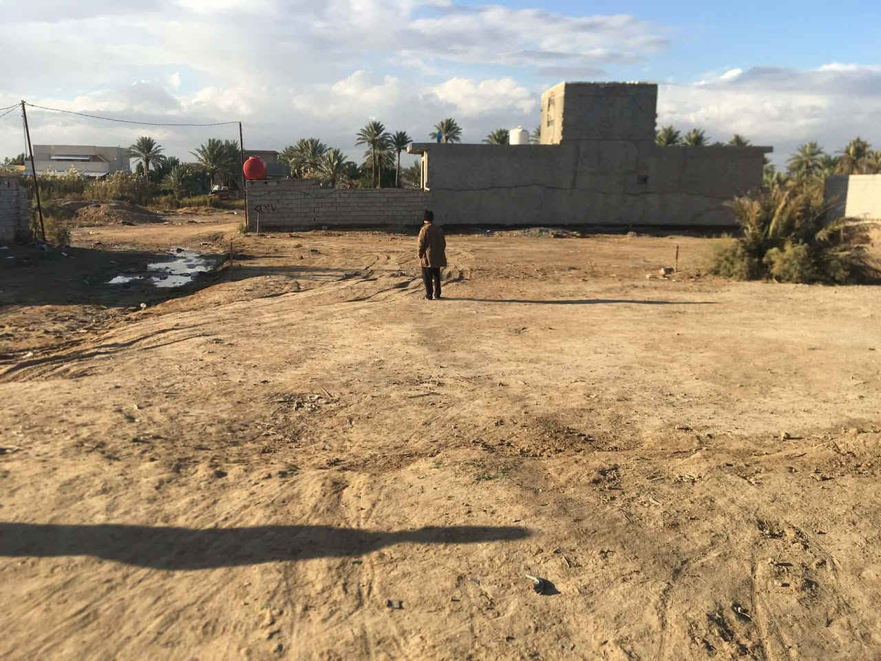 قطعه ارض للبيع مساحته 450م كامل الخدمات قرب نزله العزه تبعد عن التبليط 50م الاتصال ***********
