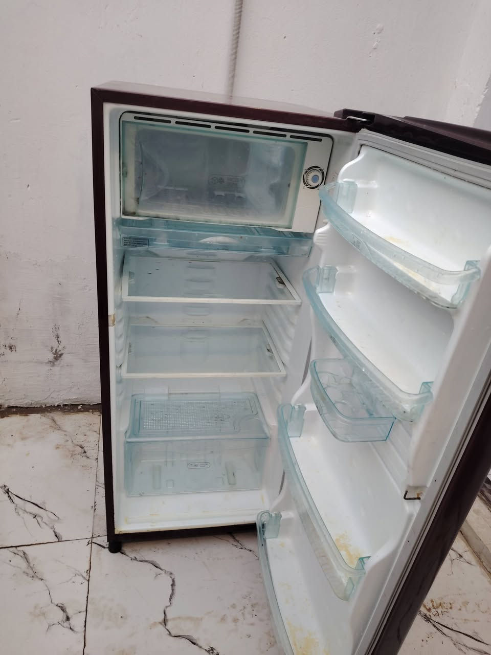 ثلاجة نظيفه كلش شغاله للبيع ب ١٥٠
***********
