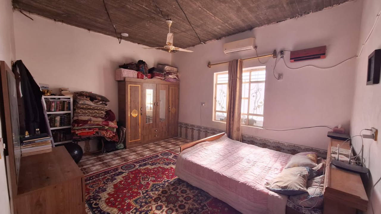 بيت للبيع  الموقع البراكيه قريب من دائره مكافحه المتفجرات شارع السبيس له جهتان جهه معمل السمنت وجههه شارع ابو صخيرر
مساحه 200 متر 

يوجد به كراج للسياره 
 استقبال صغير مشتملين 
مشتمل سقف كونكريت والثاني عگاده
السعر 35 وبي مجال للشراي 
للاستفسار 

*********** واتس 
***********
