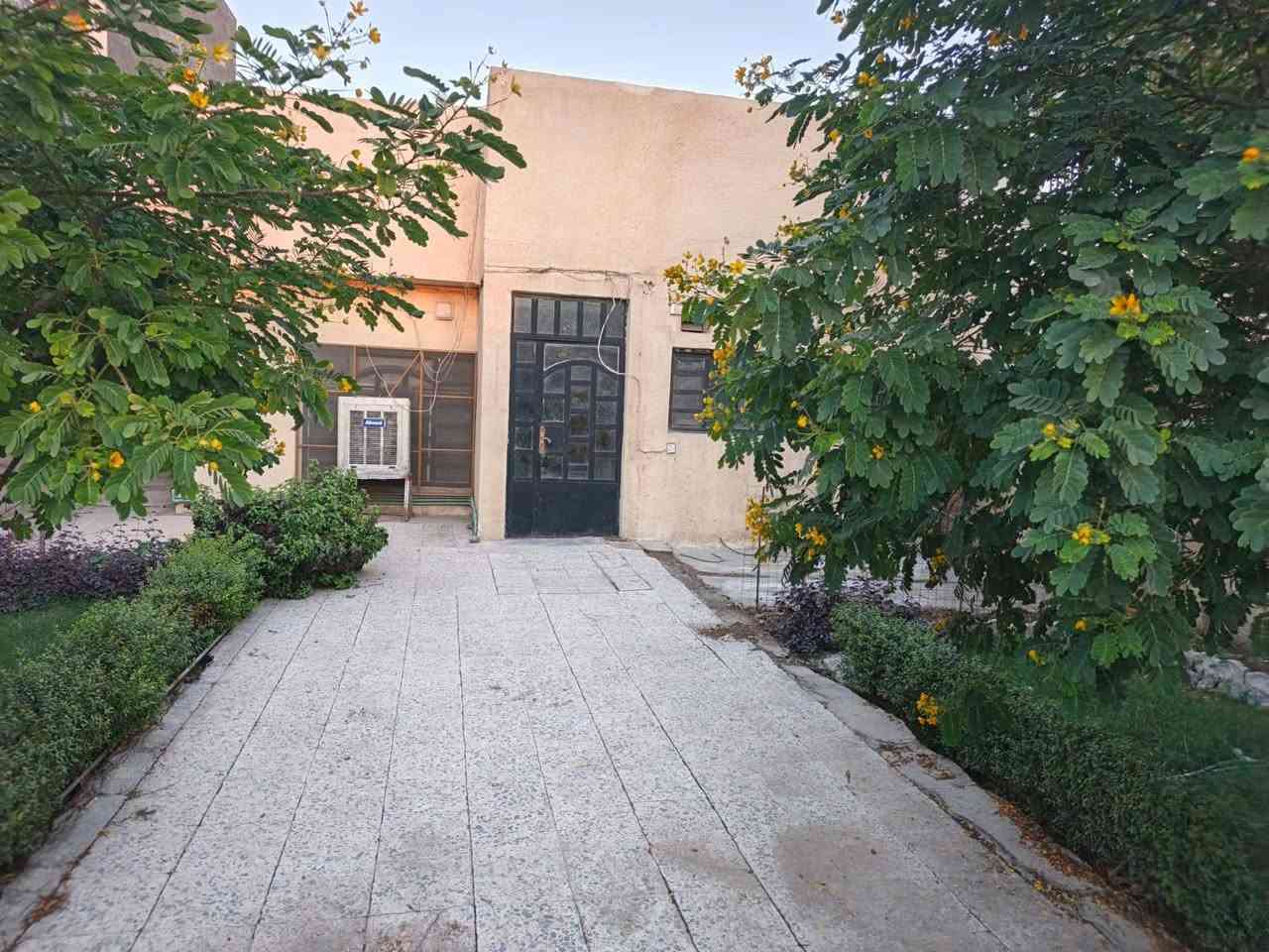 بيت للبيع  ملك صرف مساحة ٢٨٠ متر واجهة ١٠ نزال ٢٨..خلف سوق الهوي...  بناء مسلح  طابق واحد...طرمة عرض ٤ عمق ١٢متر.. ترك بالخلف ٣ متر قابل للاضافة والتغيير.. للاستفسار الاتصال بالرقم 
***********
