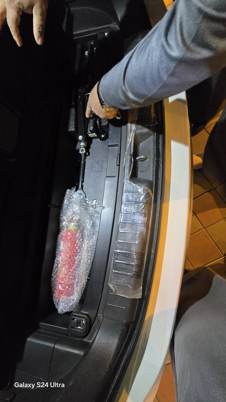 السلام عليكم 
للبيع 
سنتافيا خليجي رقمها بغداد موديل ١٢ محرك ٦ ٣٥٠٠ على وضع الشركة السيارة اخت الزيرو ماشية ١٠٠ استخدام شخصي تبريد ٣ قطع ٧راكب فتحة سقف كامرة اشاير بالمري مري شفط السيارة مال بيت .كلين كفالة عامة.الشراي يراسلني واتساب ***********
