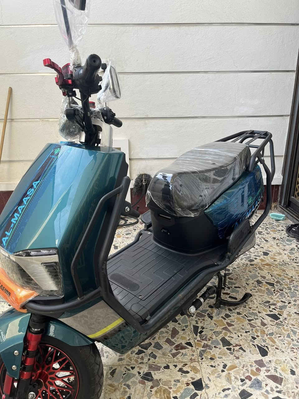 السلام عليكم ماطور شحن للبيع نوع ماسه مدرع بل كامل ماطور بعده جديد شخط مابي 6 بطاريات كبار شرط تفحص وين ميعجبك اربع سرع سرعته 99 موديل 25 نضام بك رجوع الى خلف دبل اشاره اشيار كله شغال هورن 
سعره 550 بي مجال عنوان رمادي تاميم قادسيه الاولى اتصال على رقم ***********
