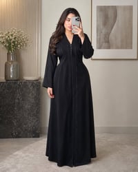 أسود فاحم • عباية راقية • مقاسات ٣٨-٤٦