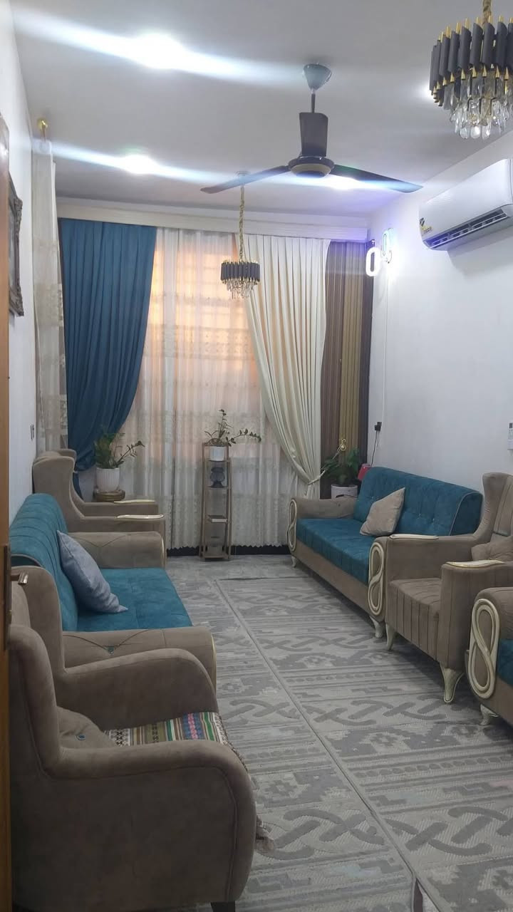 السلام عليكم دار سكن طابقين للبيع حديث البناء درجة اولئ في الكوت منطقة حي الحكيم الأولئ في الوائلية بالقرب من شارع الصب يقع على شارع 15م مساحتة 140م طابقين البناء طابوق درجة اولى والسقف صب مسلح والارضية والجدران سيراميك ويتكون البيت من غرفتين نوم وصالة واستقبال ومطبخ وصحيات داخلية وخارجية ومرقم من قبل البلدية السعر 57 وبي مجال الاستفسار الاتصال على هذا الرقم ***********
