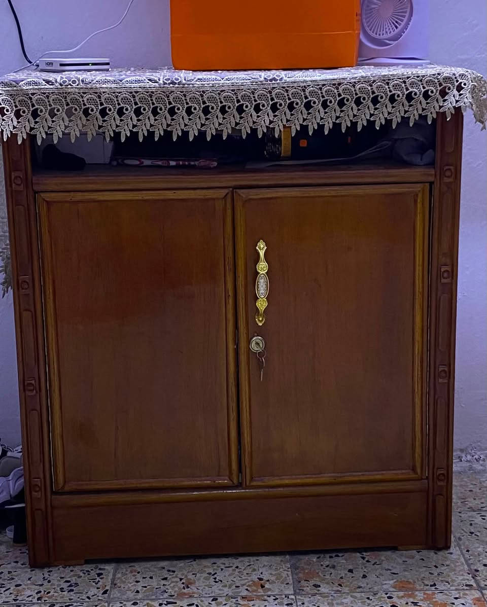 السلام عليكم غرفه نوم للبيع 8قطع السعر 750 وبيها مجال غرفه نضيفه ومستعمله قليل للتواصل واتساب ***********
