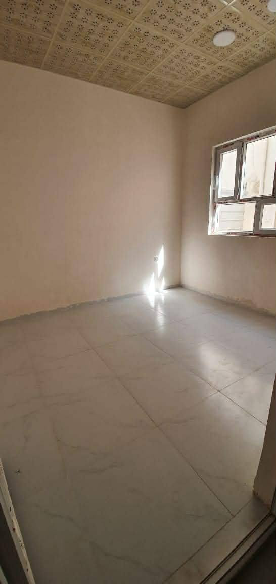 بيت للإيجار
مشتمل جديد بناء حديث مساحة ١٥٠م طابق ارضي يتكون من غرفتين نوم كبيرة ومجموعة صحية وحمام غربي ومرافق خارجي شرقي واستقبال وهول ومطبخ ومناور داخلية وگراج بحي الجامعة على شارع الغابة الرئيسي قرب مول الاسرة وقاعة أفين 
للاستفسار
***********
***********
