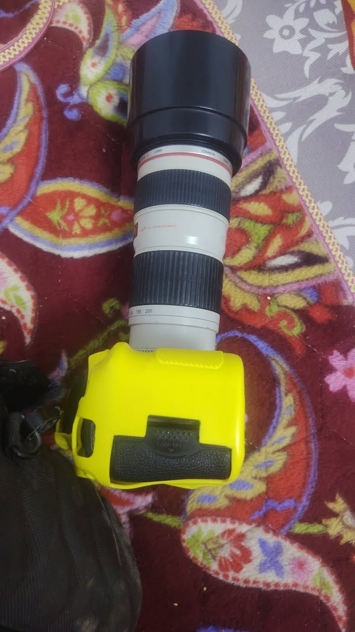 كاميرا للبيع سعرها ب 900,000 وبيها متر ***********
