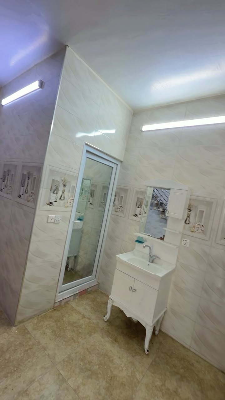 بيت 50 متر للأيجار منطقه التاجيات قرب المرور بيت جديد وجاهز غرفه نوم جبيره وغرفه زغيره للطفال وصاله ومطبخ وطرمه حمام خارجي داخلي بيت جديد ..
***********
