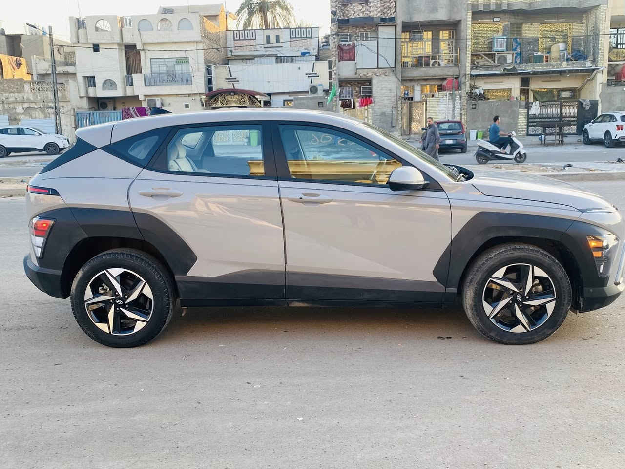 السلام عليكم كونا موديل 2025  موصفات نص فول داخل ابيض
! رادار جانبي
! تحكم جهتين
! بصمه 
! ويل كب
! شاشه كبيره
! كشنات كهرباء
!شاشه كار بلي 
! مانع انزلاق
بيه اهواي موصفات
ماشيه 12 الف mi 
مكينه 2000. دوش 
الحادث موضح بلصور الحافه مال بنيد والجاملغ 
داخل ابيض 🤍

السعر 153. لاستفسار عله الرقم ***********
