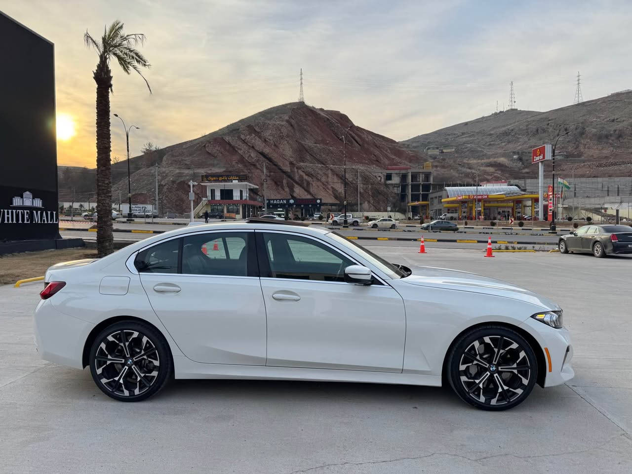 للبيع 
Bmw 330i 2025 
ماشيه فقط الف ميل 
مواصفات السياره 

كشنات جلد، كهريائي، هيتر 
تشغيل عن بعد
٤ ابواب بصمه (دخول ذكي)تتقرب من السياره تفتح تبتعد تقفل السياره 
ليد داخلي متغير الوان (اكثر من ١٣ لون)
الشاشه تدعم الapple CarPlay ول android auto
حساسات ٣٦٠ درجه 
كاميره خلفيه 
الصندوق تفتح علي حركة الرجل 
 ستيرين هيتر 
كلوبات خارجيه كلهه ليد (الكلوبات كلهه بلاديه)
كشن خزن 
ويل قياس ١٩ اينش alloy wheel
تحذير الخروج من المسار
تنبه من التصادم الامامي
نقط عمياء 
مرايه شفط

بل نسبه ل صبغ السياره ف السياره مبيهه صبغ 
فقط عدنه ٢ قطع امبدل بلادي نفس اللون
السياره بدون دواخل بدون ايرباك 

بدون رقم السياره
مكان السياره دهوك/زاخو

‎للاستفسار 
*********** دهوك, العراق
