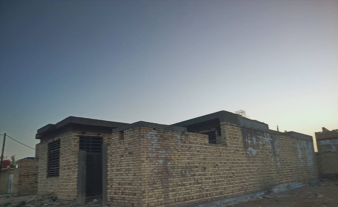 السلام عليكم بيت للبيع بشارع ال راجي مساحه ٢٠٠ متر غرفتين كبار وصاله وديوانيه ١٠ متر ومطبخ كامل ماي وكهرباء ومجاري مأسسينه السعر ٦٠ وبي مجال للشراي ***********
