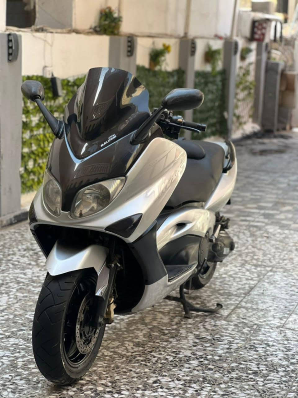 سلام عليكم شباب تي ماكس للبيع موديل ٨دراجه حلوه ومرتبه بيهة نضام ABs بيهة صالنصه رياضي مال ١١ شلعه ومعدل رقم لهاتف ***********
