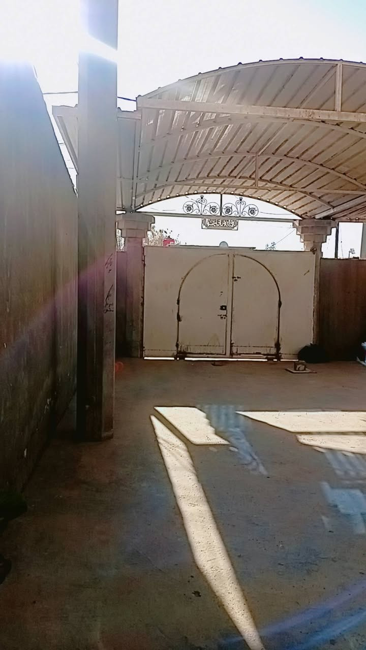 السلام عليكم بيت مساحة ٢٣٨م طابو صرف طابقين الطابق الأول غرفتين نوم زائد مطبخ استقبال كليدور وصحيات داخليه وخارجية
الطابق الثاني ٣ غرف نوم زائد كليدور كبير وصحيات 
ملاحظه البيت يحتاج إلى أرضية  والبيت بناء ٢٠١٥ رقم الهاتف *********** العنوان حي العسكري خلف دائرة النفط ومستوصف شهيد الإسلام
