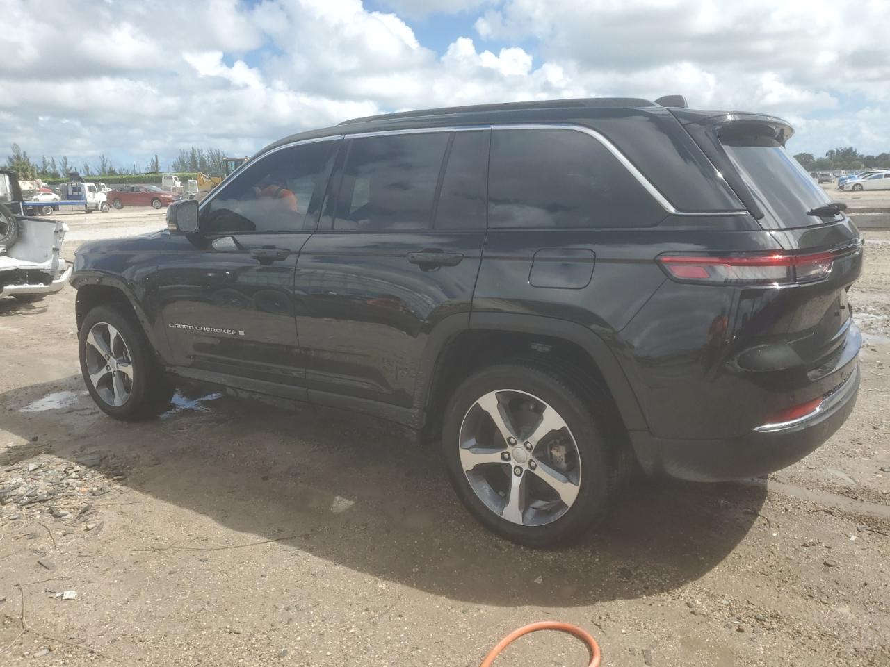 السلام عليكم
نوع السياره: 2024 JEEP GRAND CHEROKEE LIMITED

تاريخ المزاد 12/3/2026 
مده الوصول:من 70 يوم الى 90 يوم
السعر:حسب تاريخ المزايده
الضرر و المواصفات:حسب الصور المرفقه
حجم المحرك: 6 سلندر
نقل المتوفر : الأردن - جبل علي - مرسين - ام قصر
للمزيد من المعلومات الحضور الساعه الرابعه مساء الى مقر الشركه الكائن في بغداد اليرموك مجاور محطه وقود اليرموك
او الاتصال على الرقم التالي
اوقات الدوام 4عصرا - 11 
009647817770664
00962799619838
Falah Auto for American and Canadian Auctions


**إذا كنت صاحب هذا الإعلان وتريد حذفه لأي سبب، رجاءا أرسل رسالة إلى الدعم الفني**