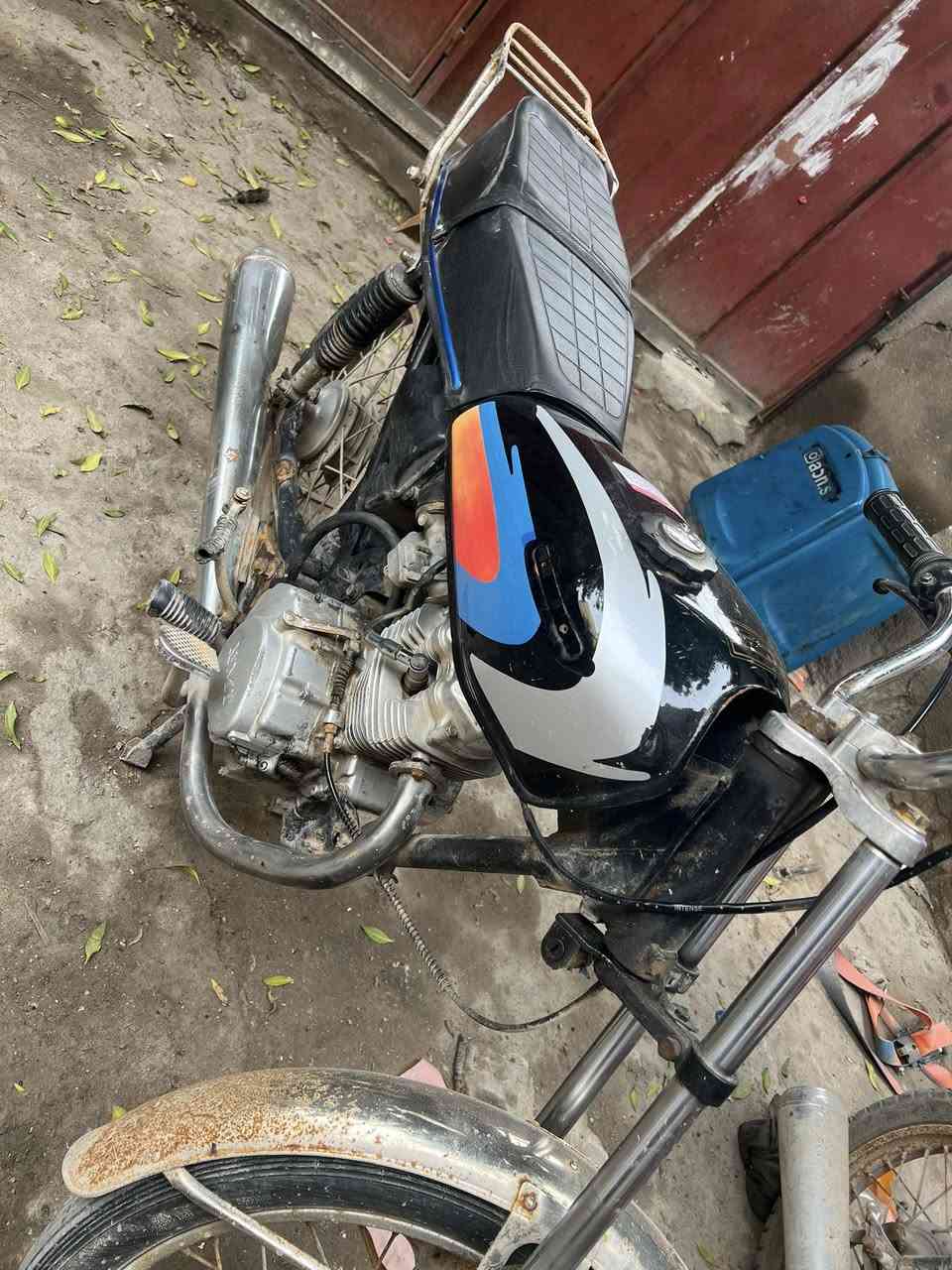 السلام وعليكم دراجه نامه ادوات مكينه مفتوحه شلعه فول ستوني معمرها دبلات وره وكدام جدد تانكي كشن سله كزوز دراجه كلش نضيفه سعرها 300 وبيها مجال العنوان البصره ابو الخصيب بحمدان الرقم ***********
