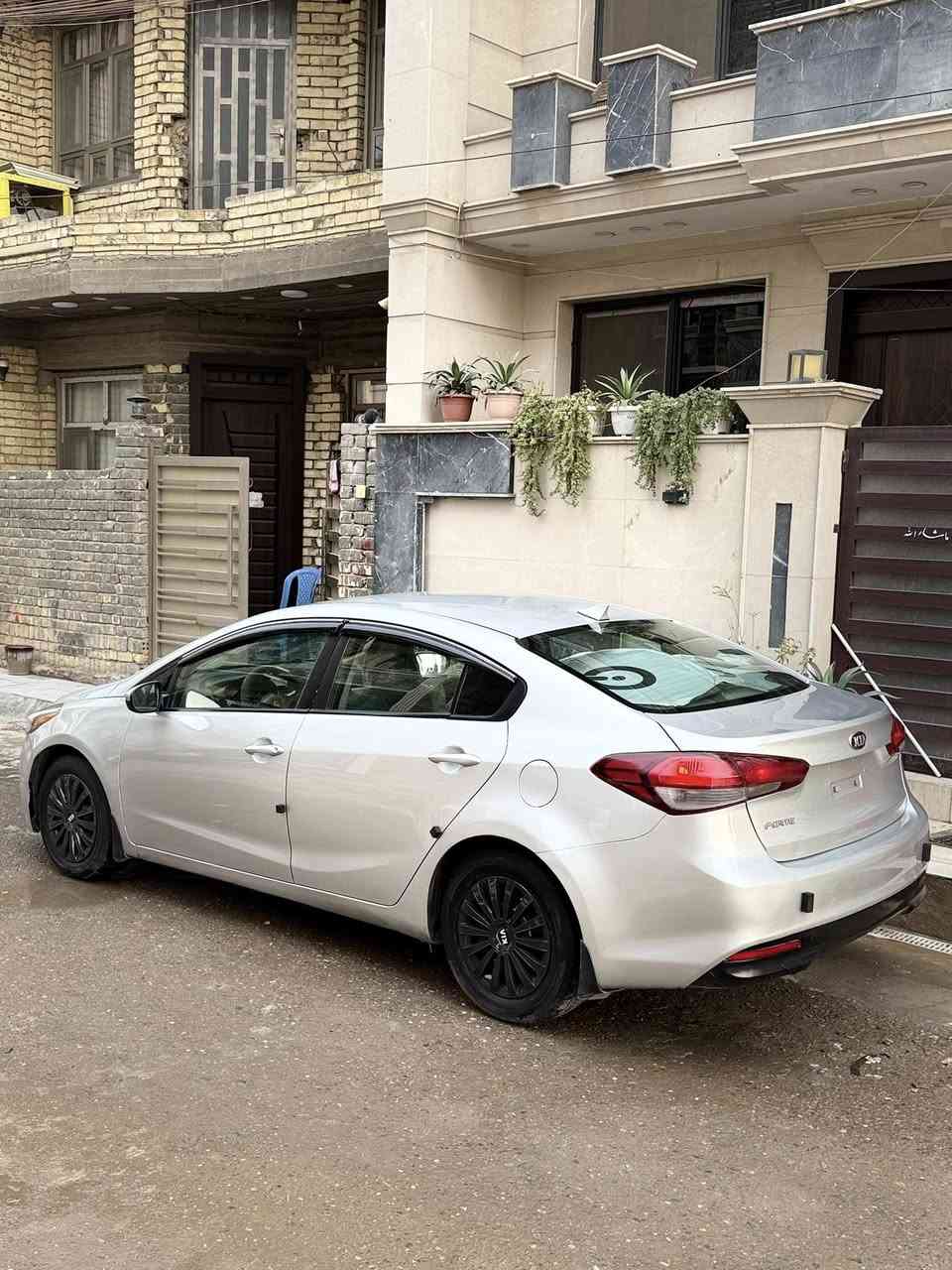 السلام عليكم
كيا فورتي 2017 وارد امريكي 
حادثها جاملغ وبنيد وانصبغت حزام اثر شخوط وفديو قبل الصبغ مذكور بلمنشور مع صور الحادث وغير هل حادث مال امريكا مابيها غير الشخوط وطخطخات 

مكينه 2000 دوش  لا تنقيص ولا قطره تبخير 
كير اي تي 
ماشيه ١٤٦ كيلو متر 
سياره متعمره تعير كامل من صفر من صدر داخل وحارج اي نقص مابيه جاهزه للي يدور سياره يشتغل بيها ع باب الله استعمال شخصي جاهزه 

رقم اربيل بأسم شركه تحويل وكاله ثاني يوم بشرط 

مكان السياره بغداد الدوره 
السعر ١٠٤ وبيها مجال بسيط 

تشوف سياره غاليه اعبرها تلكه اغاتها وتركب الاحسن منها 

***********
