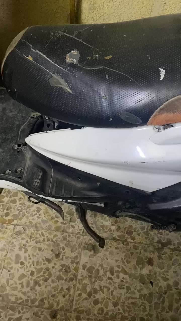 السلام عليكم سكنس نثيه ١٤٠ للبيع أبيع كوم حديد تجي تحمل وتروح ما اعرف شبيها مرات تشتغل مرات لا السعر ٢٥٠ وبيها مجال العنوان بغداد حي النصر رقمي ***********
