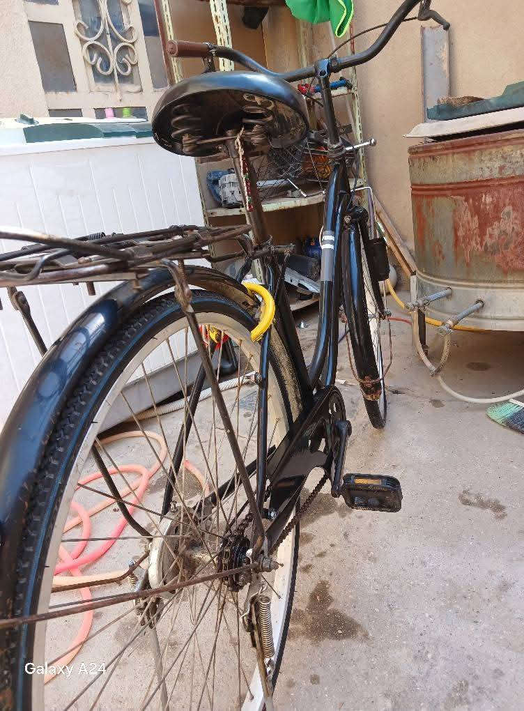 سلام عليكم بايسكل للبيع نضيف فول لون اسود لامع
نظافته/90 حجم ٢٦ ياباني اني نزلته حاويه للاستفسار 
*********** المسيب حي المعلمين الدوب
