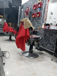 محل حلاقة • غراض للبيع • قابل تفاوض