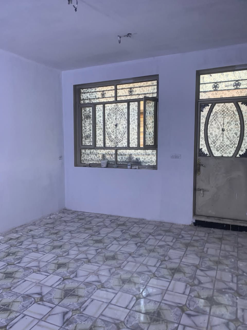 السلام عليكم دار للبيع طابو صرف زراعي سند 25  / واجهية اربعة في 12 ونص   50 متر\  استقبال + مطبخ + صحيات + منور + غرفة نوم / حي البساتين شارع احمد الوائلي للاستفسار اكثر 
هذا رقمي واتساب فقط  ‭0774 913 9508‬

او اتصال    ‬ ‭0770 681 3048‬
