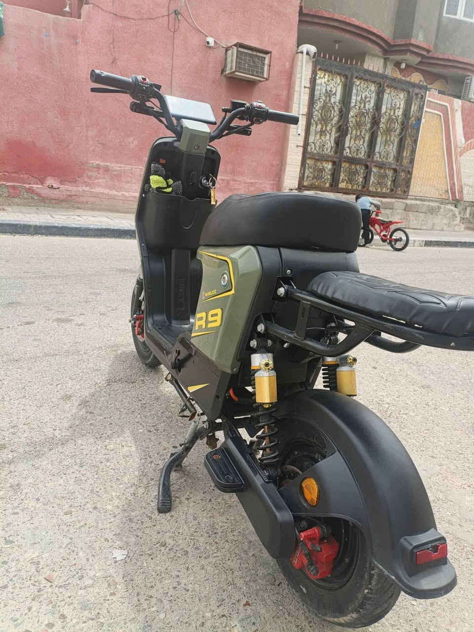 دراجه r9 2025
الموصفات
1.نشره ضوئيه 7 الوان
2.نضام بك 
3.دبل اشاره
4.كلوب زنون بلادي
5.لون زيتوني 
6.سرعه 109
7.دبل سويج و كارت 
الدراجه كامله موصفات كلشي بيهه شايله موجود و شغال الدراجه نقصهه بطاريات سعرهه
250 وبيهه مجال 
للتواصل***********
العنوان البصرة القبله حي الشهداء خلف افران النرجس
