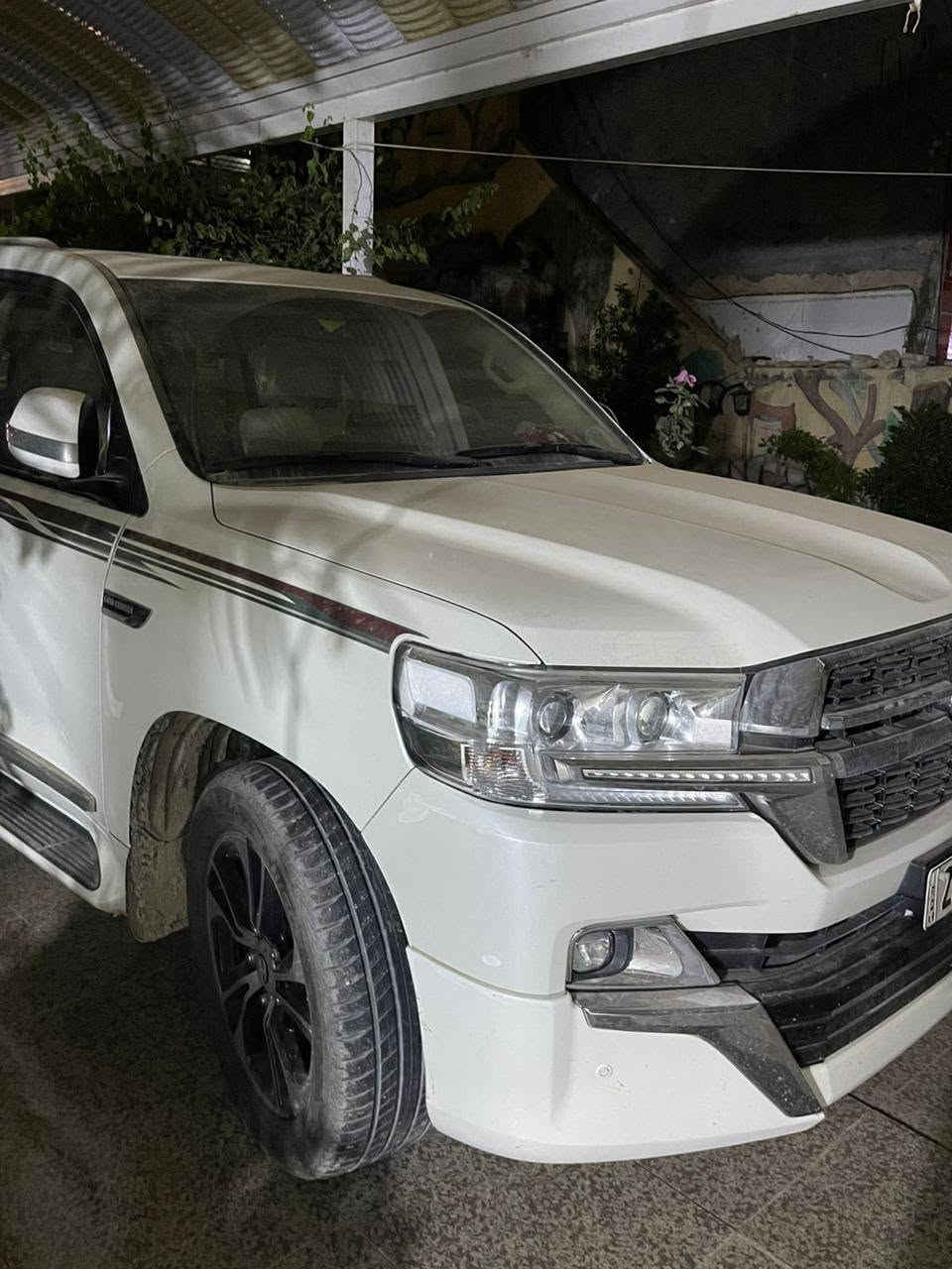 سلام عليكم  
لاند كروز للبيع والمراوس 

لاند كروز GXR2021

-السيارة جديده حيل ماشيه 53الف
مواصفات شركات 
1-ثلاث شاشات 
٢-فتحة 
٣-تحكم ستيرن 
٤-كشنات جلد
٥-كشن كهرباء 
٦-كامرة خلفية 
٧-ثلاث قطع تبريد      
8-تشغيل عن بعد.    للاستفسار ***********
