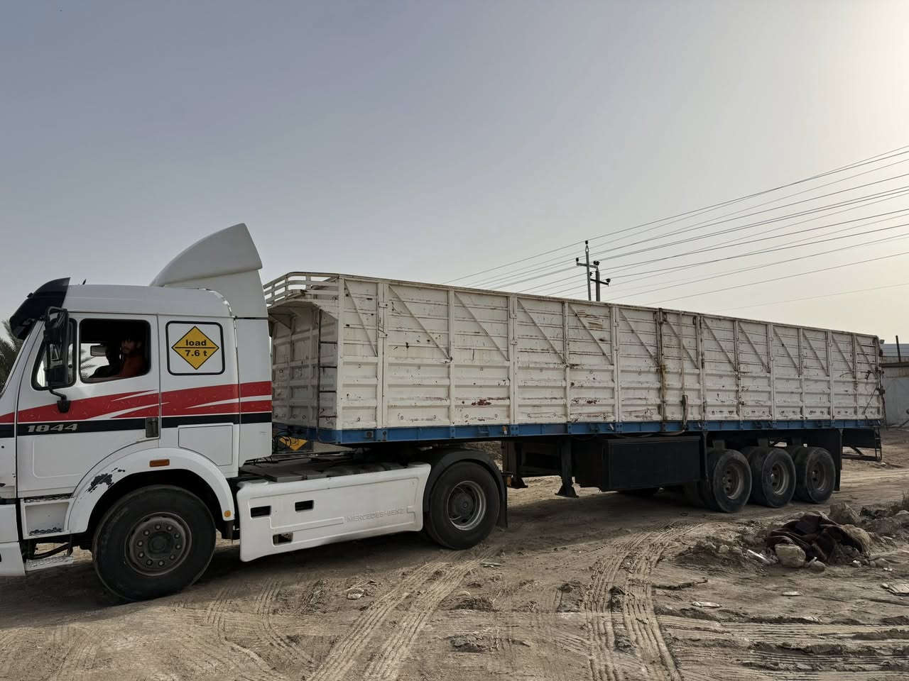 سلام عليكم
البيع عربانه 
شاصي ١٤ دناكير ثنين ١٤ واحد
 ١٣ مال دوله مربع 
طول ١٢ ونص 
تايرات نص عمر عربانه جاهزه وحلوه 
مكان السماوه لاستفسار اتصل ‭٠٧٨١ ٨٨٠ ٩٠٧٨‬ /***********
