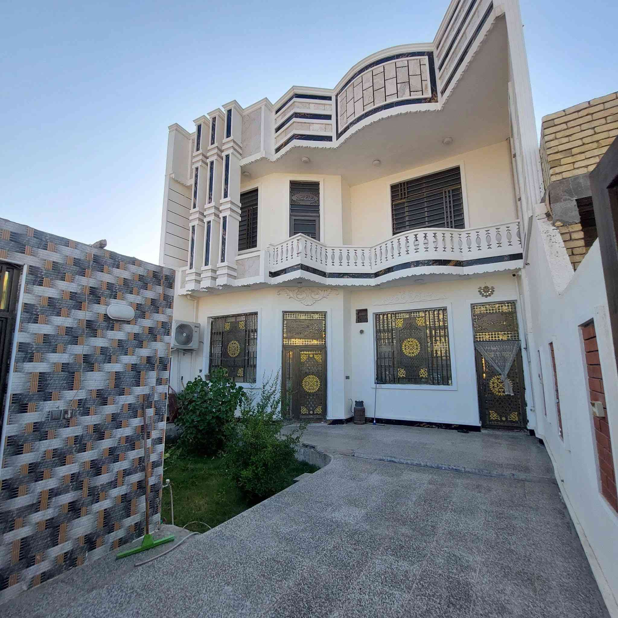 السلام عليكم بيت للبيع مساحه 250م العنوان كربلاء خلف السايلو خلف نهر الهنيديه قرب مجمع جنة السلام قرب الحولي ال100 البيت طابقين يحتوي على  4 غرف واستقبال ومطبخ وصاله وطارمه وحديقه خدمات كامله طابو زراعي سند 25 اقرار محكمة اي استفسار 
***********
***********
