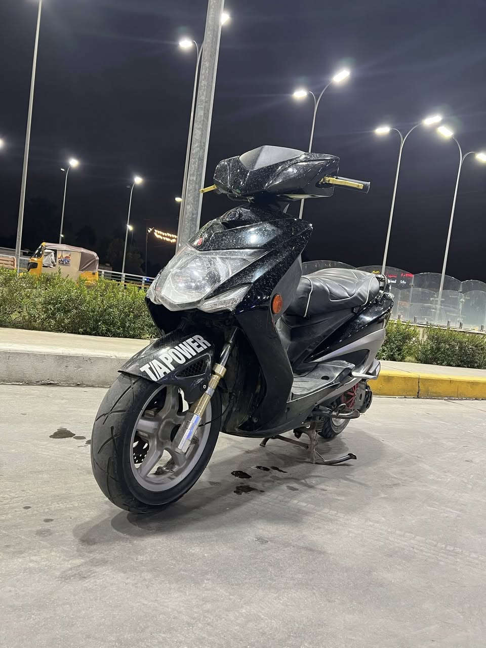 سلام عليكم سكنس لد دراجه مكينه بلاديه تزويد خارجي بس بيه صدر ودبلات خلفيه وجاملغ امامي قبق كلجات قبق فلاوين يدات بريك تايرات جلاتين أصليات لرقم *********** لسعر واحد 100 وبيه مجال بل شعب
