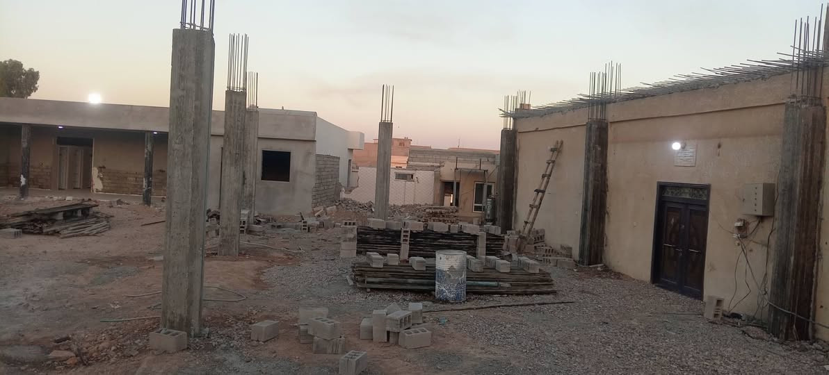 السلام عليكم ورحمة الله وبركاته
قال الله تعالى: (إِنَّمَا يَعْمُرُ مَسَاجِدَ اللَّهِ مَنْ آمَنَ بِاللَّهِ وَالْيَوْمِ الْآخِرِ وَأَقَامَ الصَّلَاةَ وَآتَى الزَّكَاةَ وَلَمْ يَخْشَ إِلَّا اللَّهَ ۖ فَعَسَىٰ أُولَٰئِكَ أَن يَكُونُوا مِنَ الْمُهْتَدِينَ)(18). 

وعن أبي هُريرة رضي الله عنه أَنَّ رسولَ اللَّه ﷺ قَالَ: مَا نَقَصَتْ صَدَقَةٌ مِنْ مَالٍ، وَمَا زَادَ اللَّهُ عَبْدًا بِعَفْوٍ إِلَّا عِزًّا، وَمَا تَوَاضَعَ أَحَدٌ للَّهِ إِلَّا رَفَعَهُ اللَّهُ  رواه مسلم. 

فلا يخفى عليكم أحبة الإيمان أن عمارة المساجد من أجل الأعمال وأعظم القربات، وهو من جملة الصدقات الجارية، ومن يُساهم في ذلك العمل يكون له من الثواب بحسب مشاركته بترميم المساجد. 

نرجو من أهل الخير التبرع بما تجود به أنفسهم  لعمارة هذا الجام

قال الله تعالى:  

{وَمَا تُقَدِّمُوا لِأَنفُسِكُم مِّنْ خَيْرٍ تَجِدُوهُ عِندَ اللَّهِ هُوَ خَيْرًا وَأَعْظَمَ أَجْرًا ۚ وَاسْتَغْفِرُوا اللَّهَ ۖ إِنَّ اللَّهَ غَفُورٌ رَّحِيمٌ }

قمنا بتوسعة الجامع وتوقف العمل الى هذا الحد والمسجد بحاجه الى 
 شيش ابو(٢٥) ١ طن / شيش ابو (١٦)٤طن  /شيش ابو (نص) ٢طن / شيش ابو (ربع) ٤٥شيش/ لأكمال العمل ويوجد ايضاً مصلا لنساء ومجمع صحيات له بحاجه الى دعم بصيط لأكماله. 

قال النبي ﷺ:
«إذا مات ابن آدم انقطع عمله إلا من ثلاث: صدقة جارية، أو علم يُنتفع به، أو ولد صالح يدعو له».
رواه مسلم.
إذا ماتَ الفتى انقطع عملهُ
ويبقى الأجرُ إن جَرَتِ الصدقاتُ
نسأل الله أن يجعلنا وإياكم من أهل الصدقات الجارية، وأن يكتب لنا الأجر والثواب في الحياة وبعد الممات. آمين.

موقع الجامع : تكريت /الديوم
التواصل مع رقم القائمين على الجامع *********** تصال او واتساب.
