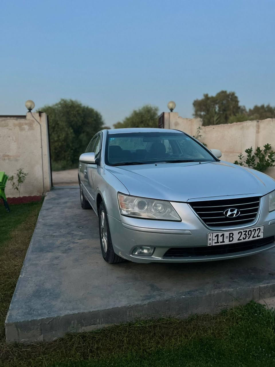 ​للبيع: هيونداي سوناتا 2009 (وارد أمريكي)
المواصفات:

​المحرك: 4 سلندر (2400cc) (اقتصادي جداً) 

​ناقل الحركة: اوتماتيك

​الحالة العامة: السيارة نظيفة جداً ومحافظ عليها، محرك وكير وتبريد بحالة ممتازة.

​

​نظام ABS، مانع انزلاق.

​تحكم ستيرن 

​مثبت سرعة (Cruise Control).

​نظام صوتي ممتاز.

​ملاحظات:

​السيارة جاهزة للمستخدم وما محتاجة أي مصاريف. مراب صدرها ع ايدي  قبل ايام بدلت الها وحتى دسكات وفلنجات جدد 

​الصور المرفقة توضح نظافة السيارة من الداخل والخارج.

ضرر السيارة: بنيد مبدل اصلي امريكي وجاملغ مصبوغ 

بالعراق بيها رش صفحه السايق اثر جرااد فقط لا معجون ولاتعديل فقط رش 

​الرقم: ***********

​المكان: (بابل/المحاويل).

​السعر: (106 وبيها مجال اتصل وبيك خير وتدلل).
