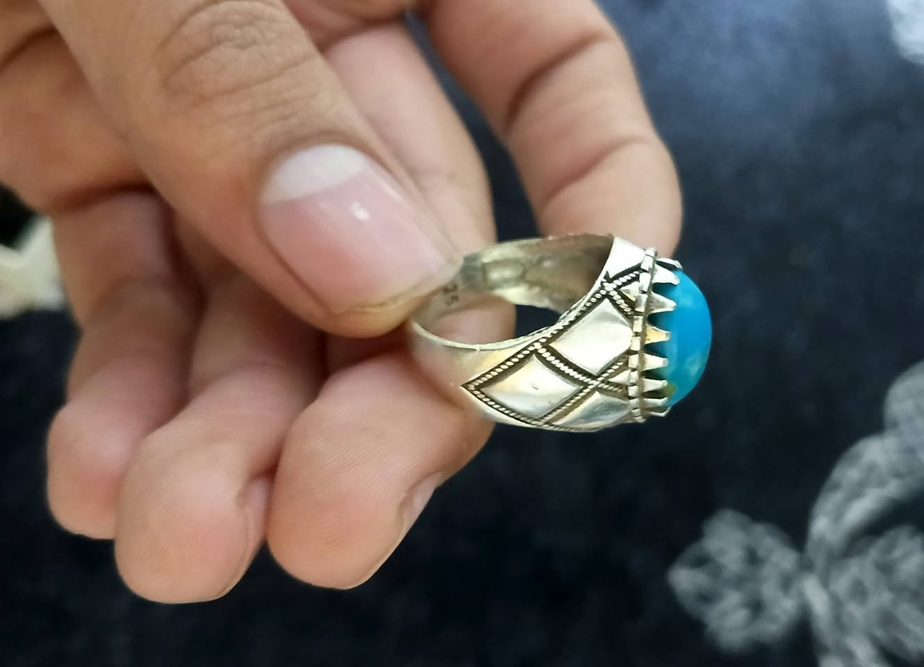 💍خاتم فضة، بحجر فيروز طبيعي خاتم أنيق مصنوع من الفضة عيار 925، مرصع بحجر فيروز بلون سماوي جذاب مع عروق طبيعية مميزة . مناسب للذوق الرفيع ومحبي الأحجار الكريمة الأصيلة  مكاني بغداد مدينة الصدر... السعر 65الف


**إذا كنت صاحب هذا الإعلان وتريد حذفه لأي سبب، رجاءا أرسل رسالة إلى الدعم الفني**