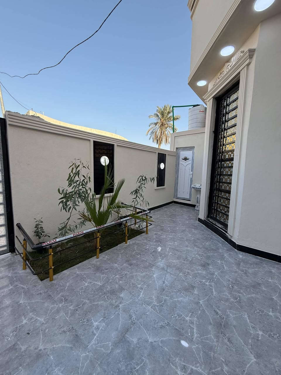 أسعد ألله أوقاتكم بكل خير 🔷
اللاستفسار📲***********

دار سكن للبيع بقمت روعه 🏭
المساحة 200 م
بناء حديث شقل درجه أولى👍
على شارع 10م تبليط 🛣
كافت لخدمات متوفره 

محتويات البيت ⬇️
1- كراج + حديقه
2- دوانيه
3- صاله
4- مطبخ
5- غرف منام عدد 2 
6- صحيات خارجي وداخلي

نوع العقار طابو زراعي
بأسم عراقي سند 25
الموقع راقي ⚡
البصره أبي الخصيب  محوله الزهير
قريب على مركز لمدينه
يبعد عن سايدين سياحي 700م

كل هاذ جمال وترتيب
بسعر 125 وبي مجال لشراي
اللاستفسار 📲 ***********
