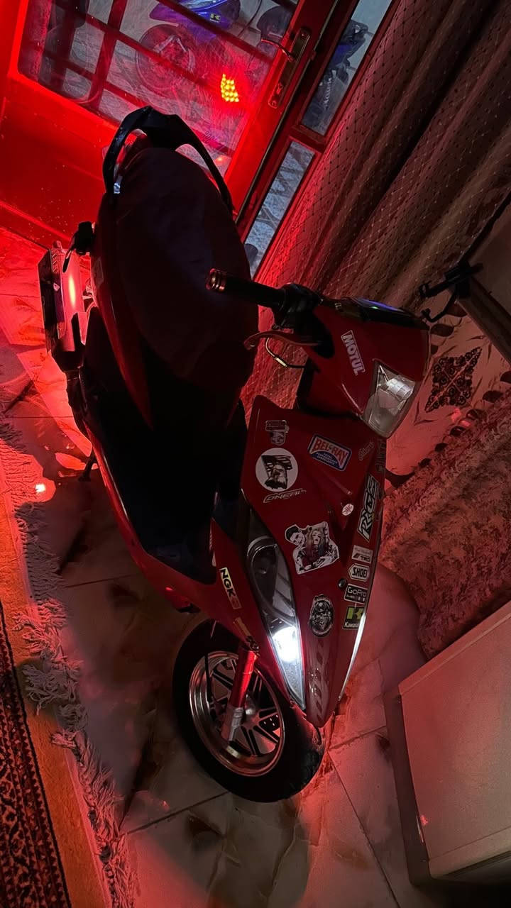 السلام عليكم دراجة ماكس مضلع حديث / yamaha rs zero 100cc
دراجة بلادية برغي مامفتوح من المكينه و حتى جنطة ما مفتوحه جانيها صارلي سنه ونص اخذتها من بغداد حاوية ماشيه 14 الف و هسه ماشيه 21 الف الدراجة عليها تخم كلجات WF يدات بريك KOSO و هاندل TWPO و عليها صالنصه SC project و ويل نجمه و دبلات رياضية خلفي امامي قبق عمبار ذهبي و عليها لايت زينون 60 واط مخلي بمكان الهورن يعني رماش الكدامك اذا ترمشله يطفي حتى سياره و الدهن استخدم موتول 20w 50  و بانزين محسن و الكفر مبدل تجاري قبل جانت سوده و هسه حمره و بيه اثر وگعه و فطر و رجاءً الي يدور كفر لا يجي اني ابيعلك مكينه بلاديه وين ماتروح تمشي وياك و ماتوكف بيك مثل الكابريتر هاي نوزل  يعني fuel injection  
رجاءً لا تجي تخابرني و تكسر بسعرها الي مايعرف شنو هاي دراجة و شنو امكانيها لا تجي تكسر بسعرها ! 
سعرها مليون و 50 الف 
عنوانها سامراء 
للأستفسار *********** 
ارجع و اكول تجي تشوف دراجة تقتنع بيها تاخذها و بالعافية عليك و شايف خيرها ويكفيك شرها.
