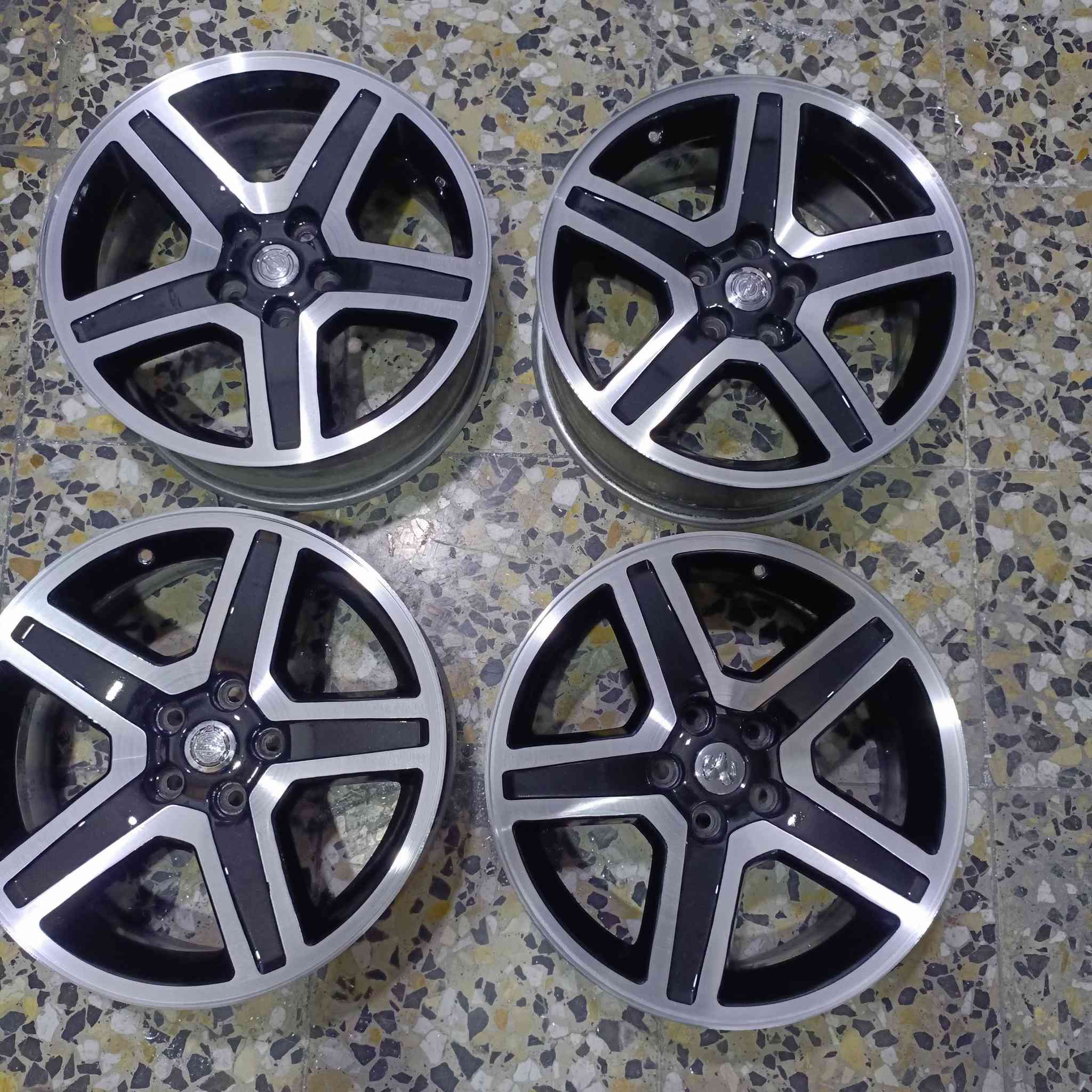 سـلام علـيكم
بيع صبغ و جلي كافة انواع الويل كب 
 ضمان و جوده عاليه .. متواجدين على مدار الاسبوع 
ذي قار /الرفاعي ***********/***********
