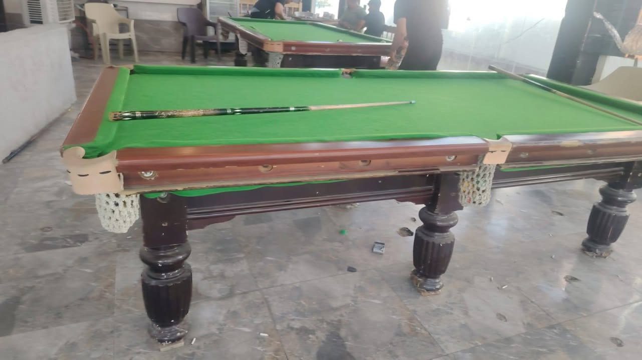ميز بليارد للبيع انضاف العدد 2 السعر 400 وبيهم مجال مكاني الموصل باب جديد ***********/***********
